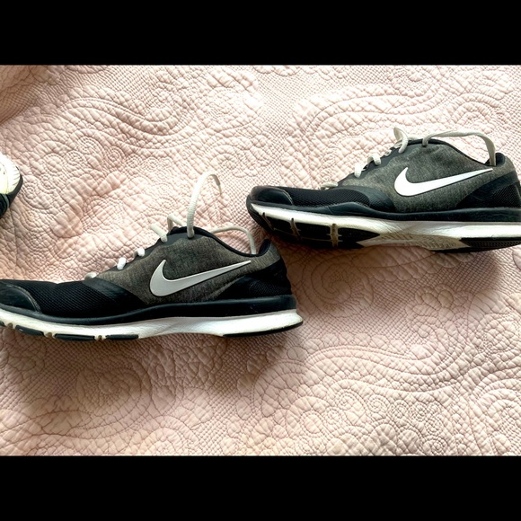 NIKE RUNNING SHOES - Picture 1 of 4